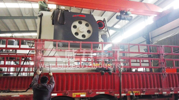 160噸深喉沖床檢驗(yàn)合格裝車(chē)發(fā)貨